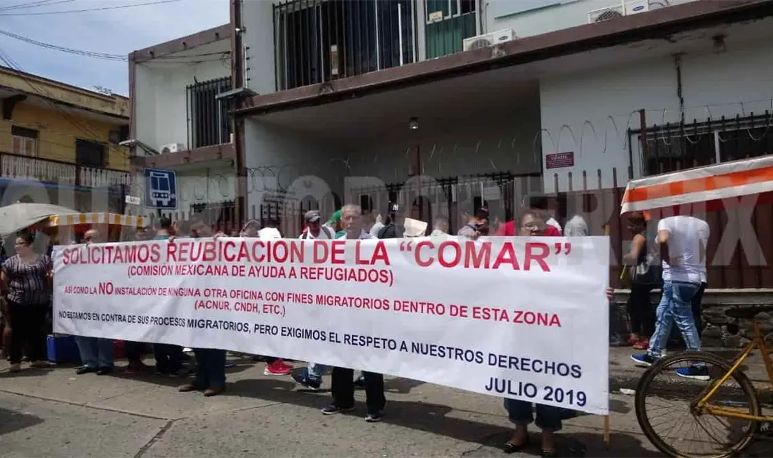 Los vecinos bloquearon por varios minutos las calles aledañas a las oficinas de la Comar con una gran manta. Rafael Victorio / CP