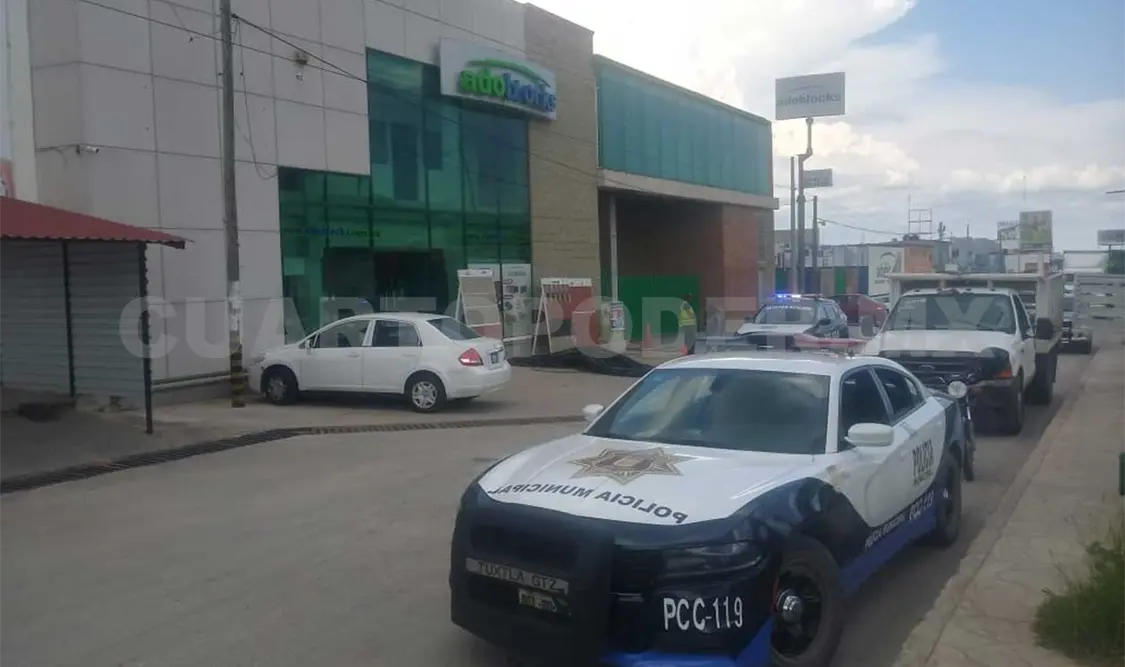 Hombres armados asaltan una tienda de materiales