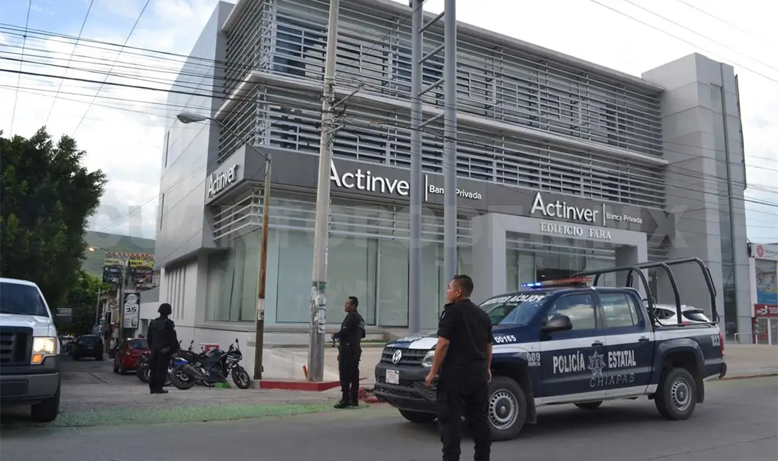 En asalto bancario logran detener a dos sujetos