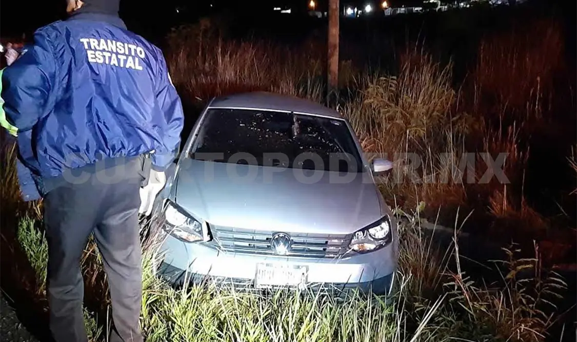 Acelerado destruyó su carro al sufrir volcadura