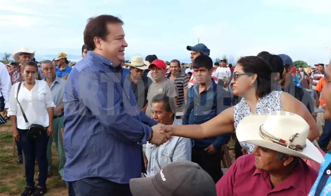 El presidente municipal de Villaflores, Mariano Rosales Zuarth, entregó 20 mil bolsas de fertilizantes a más de 10 mil productores de la zona. CP