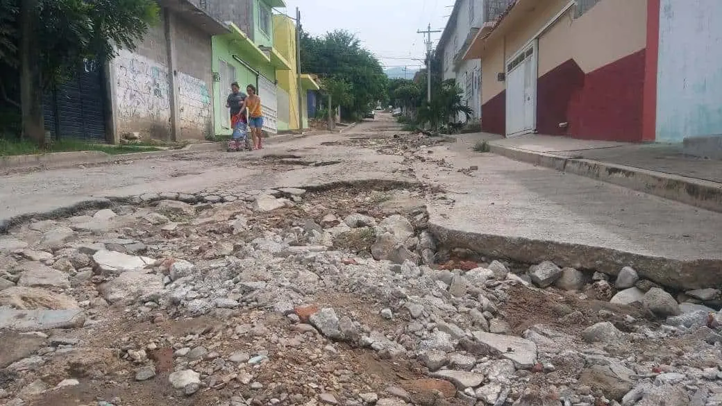 Con dificultades los vehículos transitan la calle Pomarrosa. Guillermo Ramos / CP