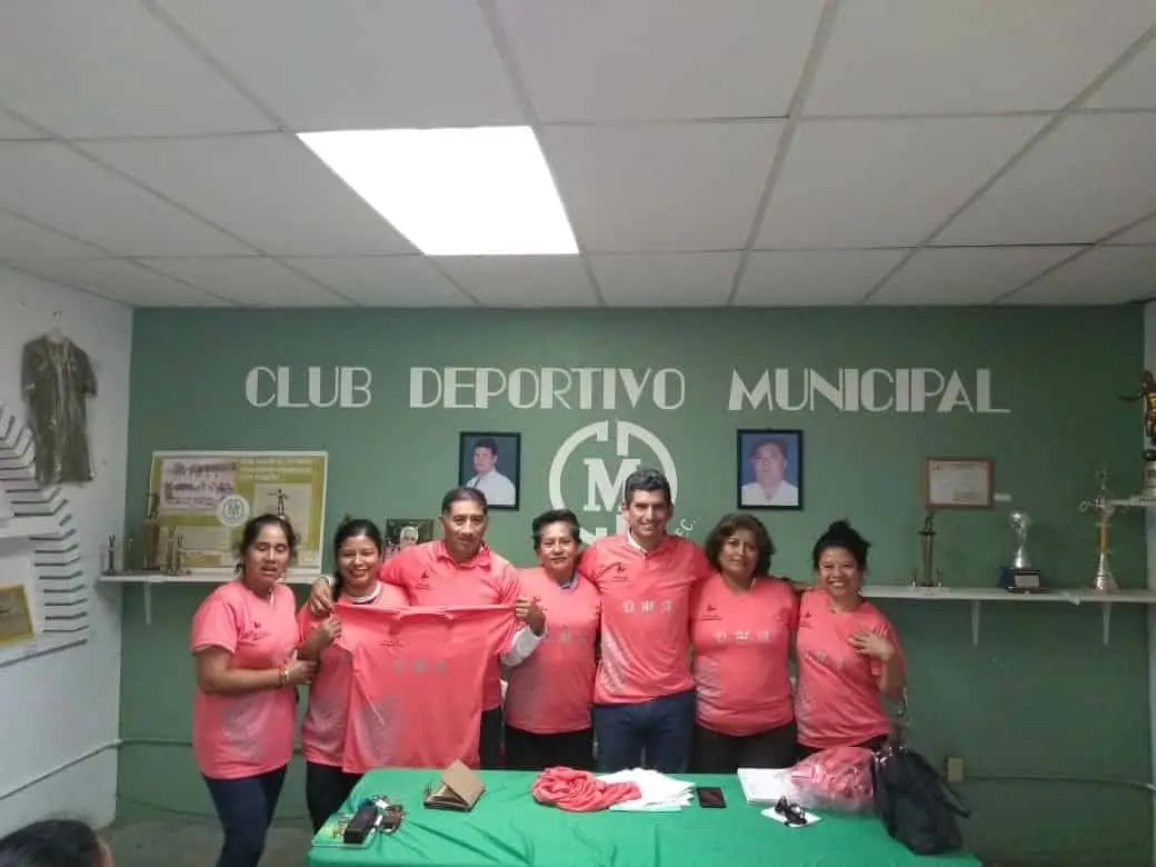 En sencilla pero emotiva ceremonia, autoridades locales entregaron la indumentaria a las jugadoras chiapanecas. Cortesía