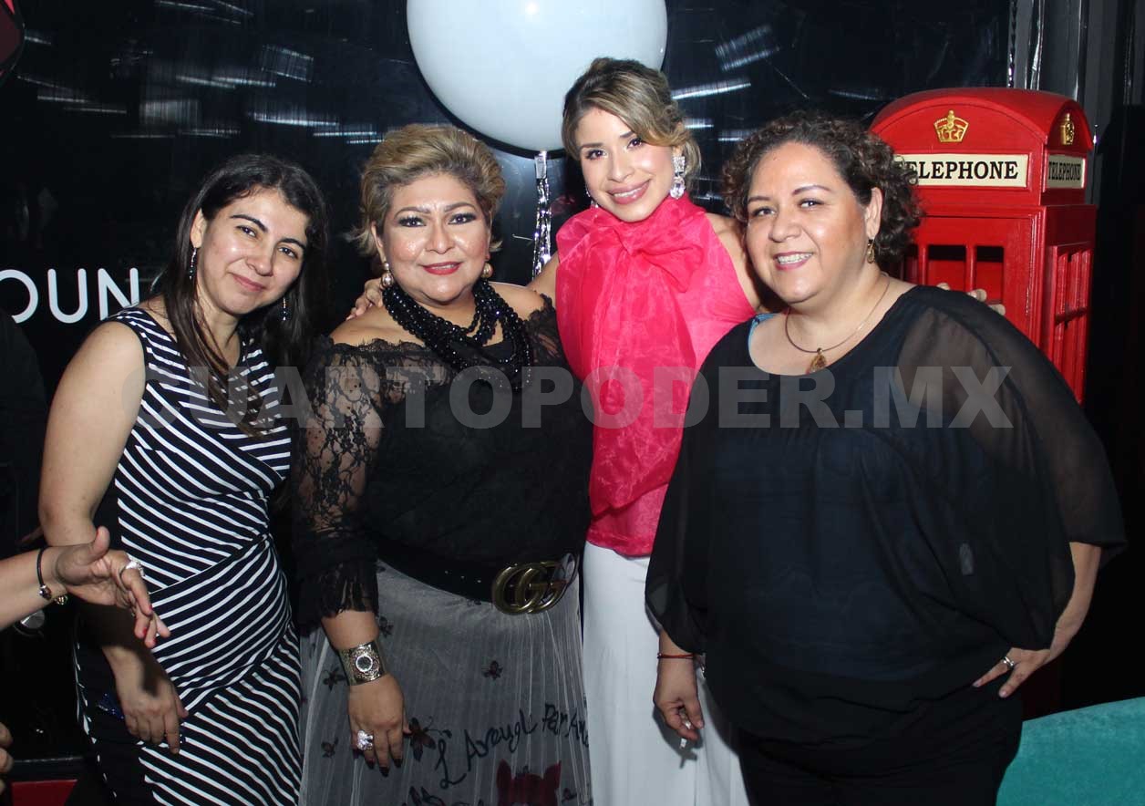 Mónica festejó con sus amigas