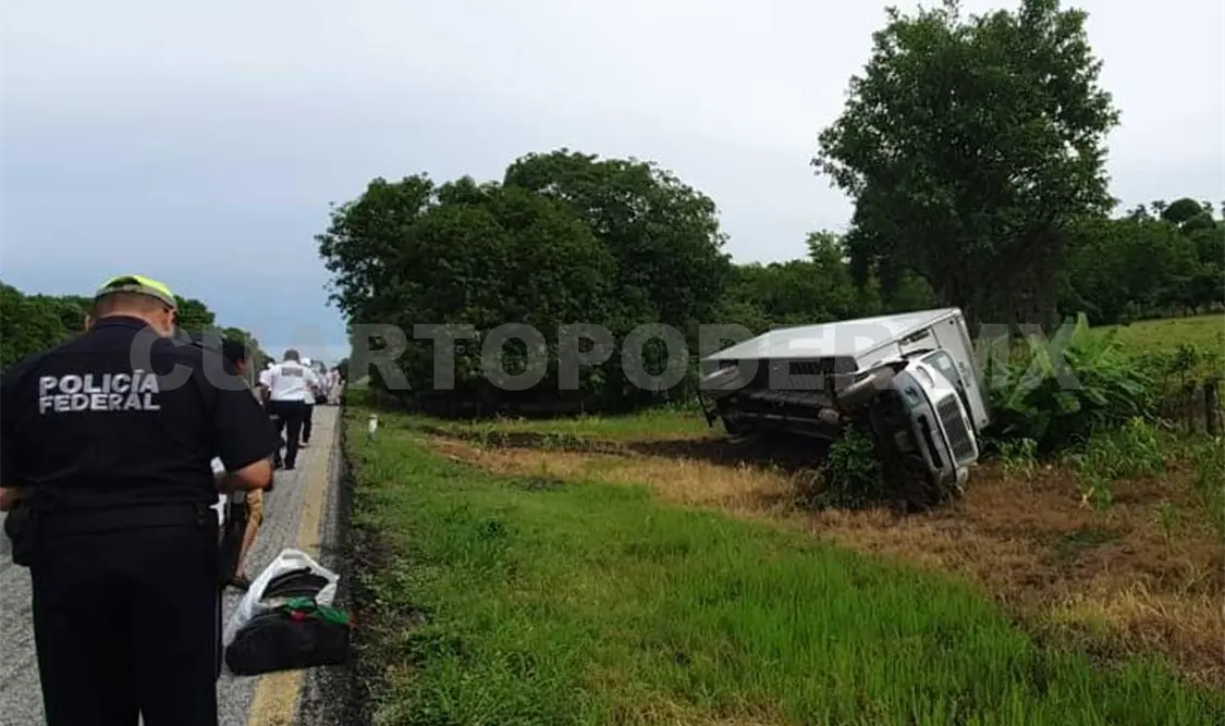 Vuelca camión cargado en la carretera costera
