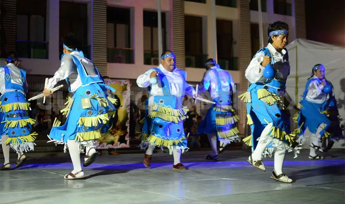 Maestros de danza traen el folclor al parque central