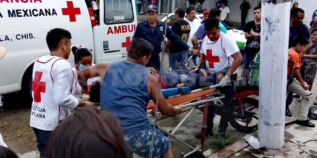 Motociclistas salen fracturados al chocar entre ellos