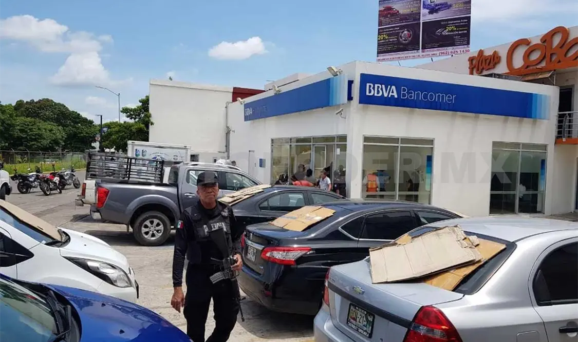Frustran asalto a la sucursal Bancomer