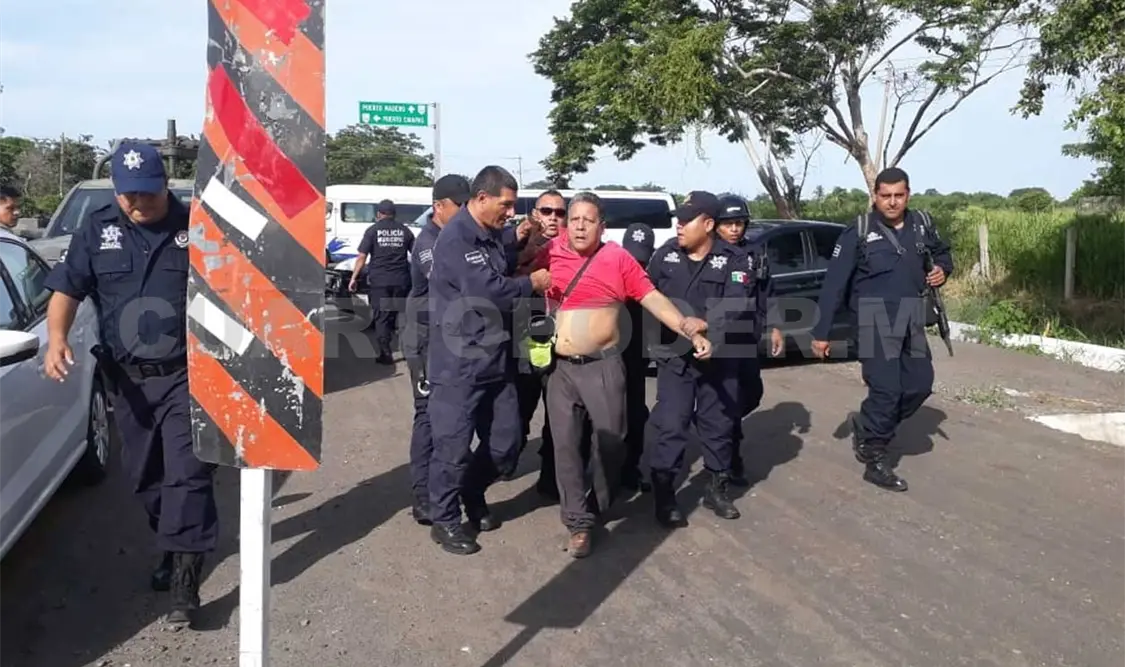 Bloqueaban carretera y fueron desalojados