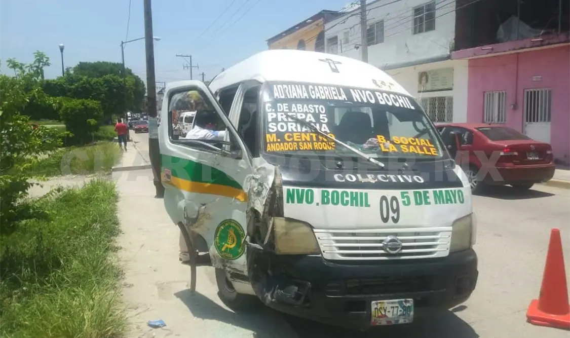 Colectivo choca contra poste; tres lesionados