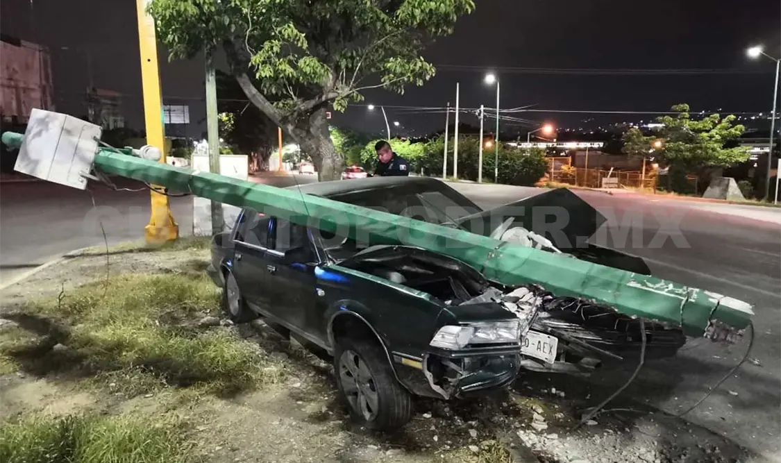 Conductor estrella su vehículo contra poste