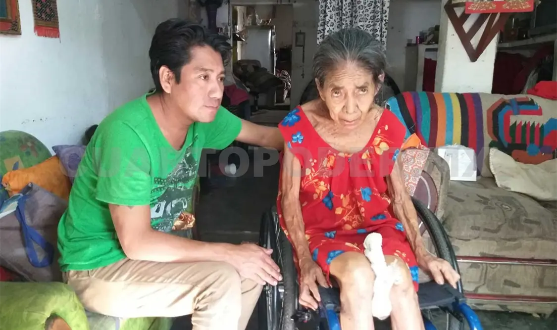 Solicita atención médica para su madre