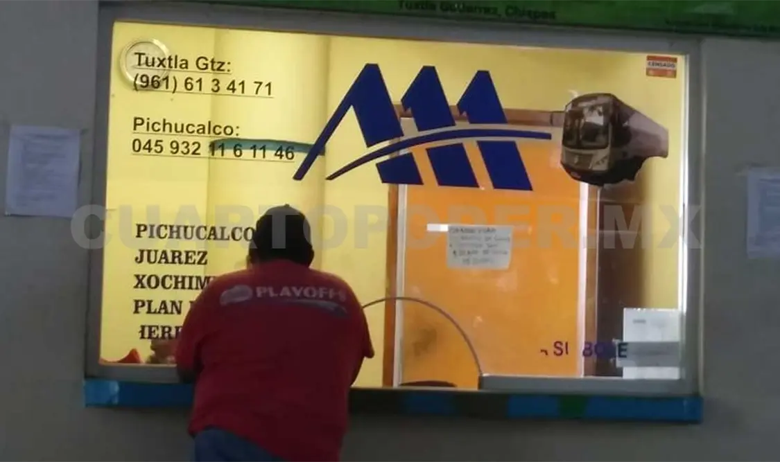 Los extranjeros que solicitan un boleto de pasaje en la terminal presentan permiso que les permite internarse en el país. Guillermo Ramos / CP