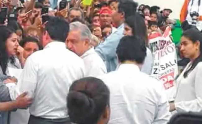 Familiares de los policías retenidos se reunieron con el presidente, a quien pidieron intervenga para la inmediata liberación de los agentes. El Universal