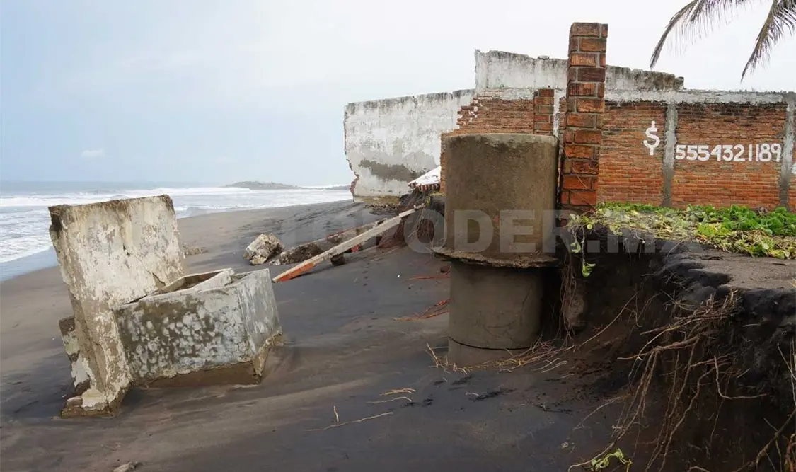 El mar devora construcciones y campos de cultivo