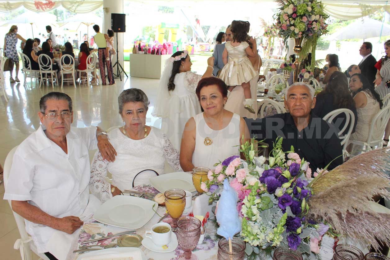 Hermanitas en su primera comunión