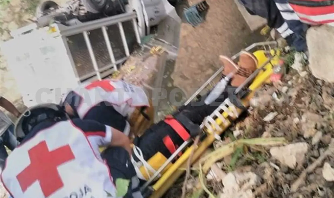 Tres lesionados al volcar una Nissan tipo Estaquita