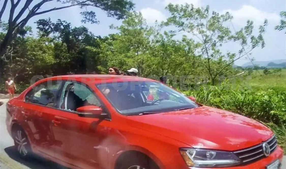 Balean a turista al evitar el robo de su automóvil
