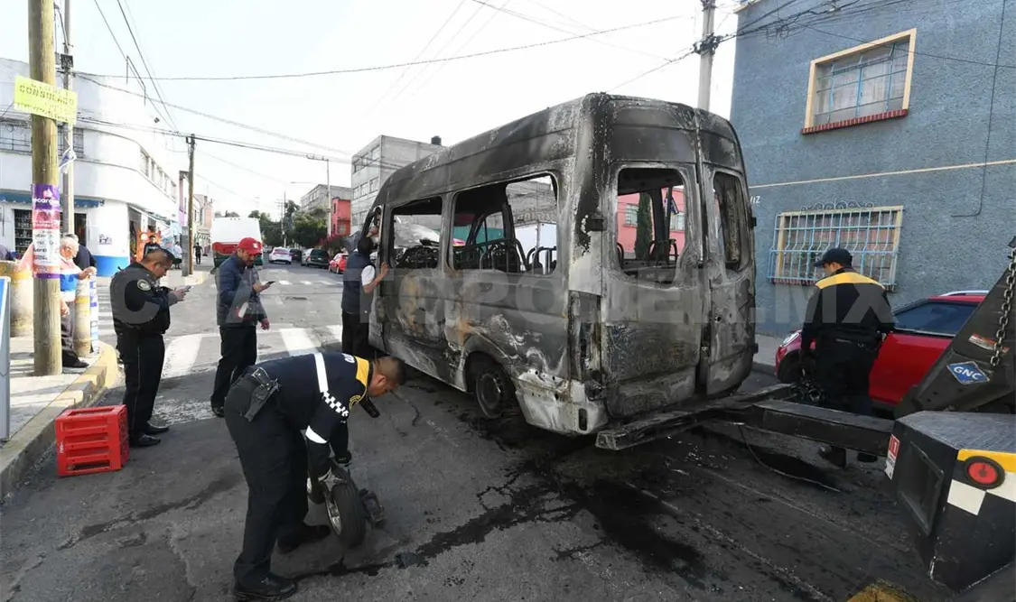 Incendian transporte en Ojo de Agua