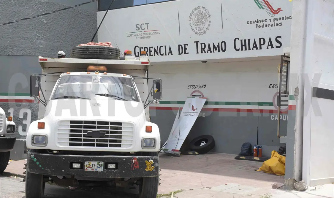 Camiones se llevaron muebles y papelería de la extinta gerencia de Capufe en Chiapas. Guillermo Ramos /CP