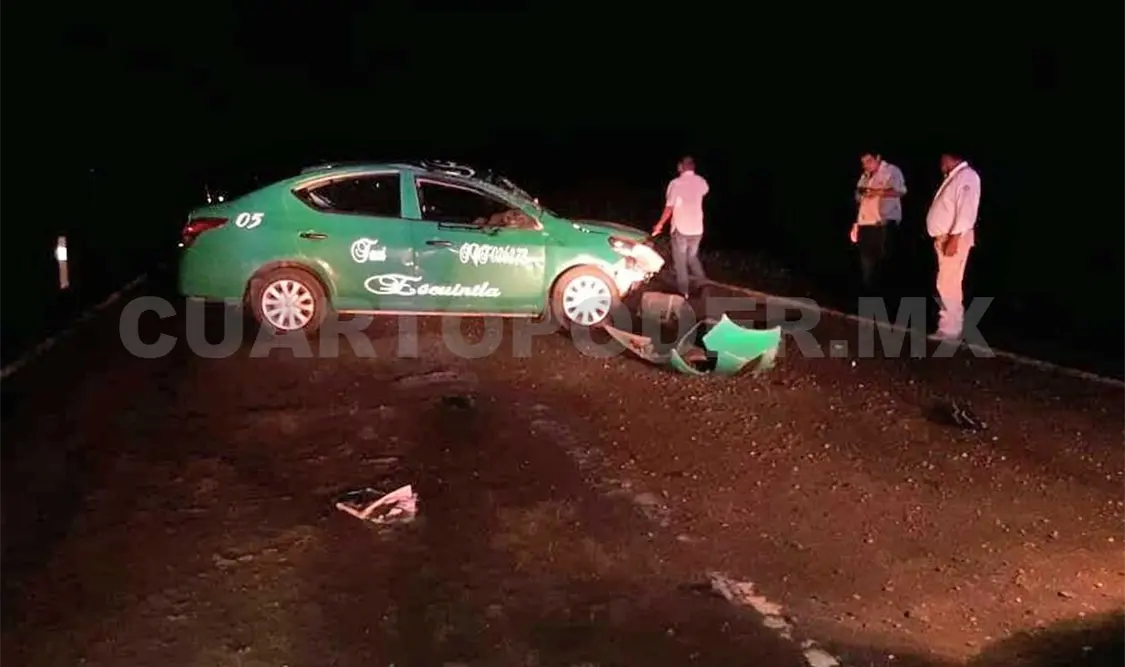Se estrelló en montículo de tierra y volcó su taxi