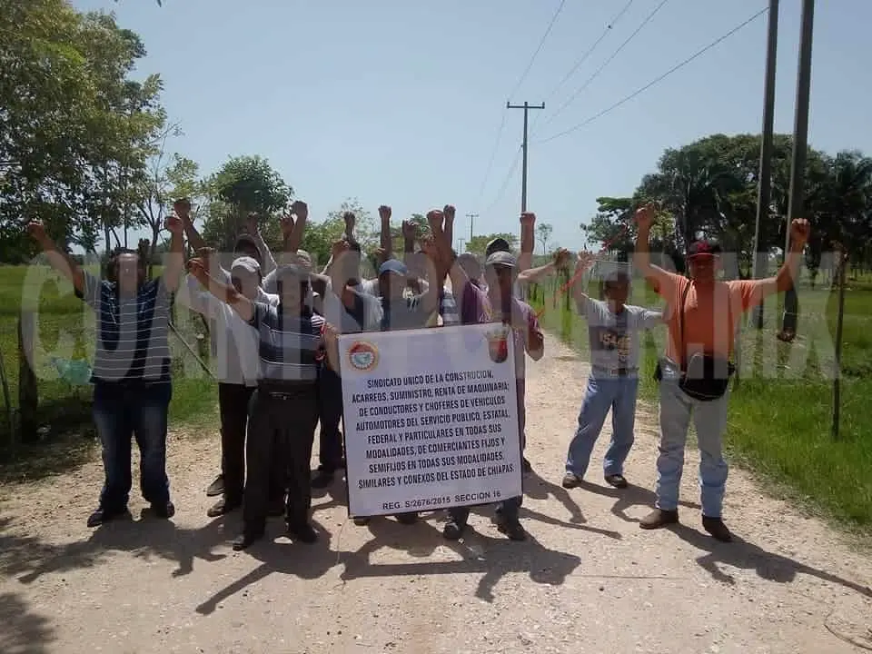 Los bloqueadores, afirman ser hijos de ejidatarios, por lo que reclaman las plazas laborales. CP