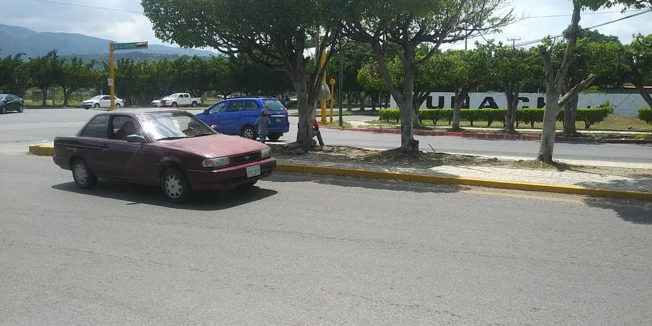 En algunos cruceros se pueden observar a migrantes vendiendo golosinas para poder sobrevivir. Ricardo López / CP