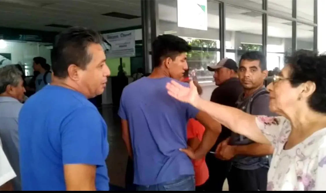 La afectada solicitó la intervención de las autoridades para vigilar el servicio de los trabajadores prepotentes. Guillermo Ramos / CP