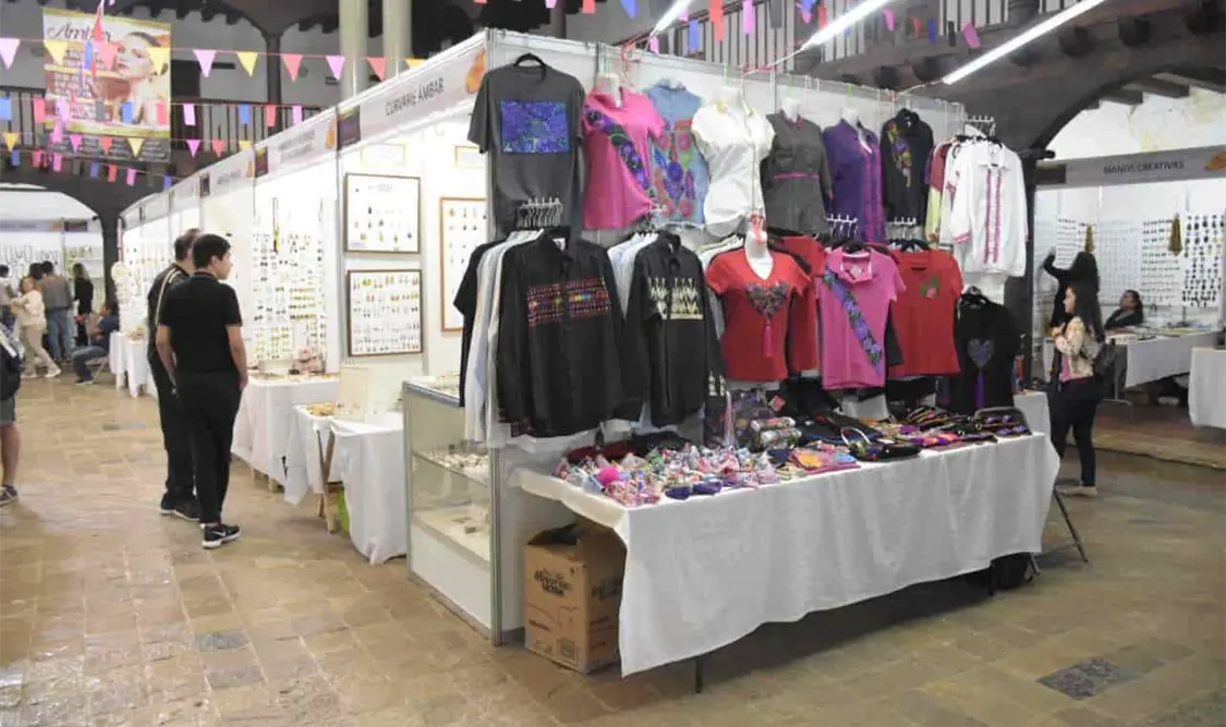Artesanos chiapanecos ofrecen ropa con diseños originales. Guillermo Ramos / CP