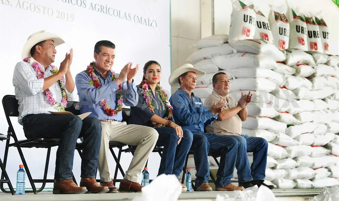 Entrega Rutilio Escandón apoyos a productores