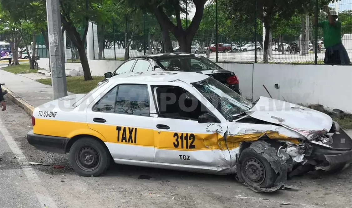 Taxista destruye su unidad al impactar contra un Jetta