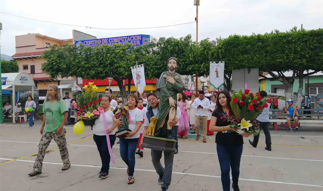 “¡Que viva San Roque!”, se escuchó durante la procesión de ayer domingo. Carlos Burguete / CP