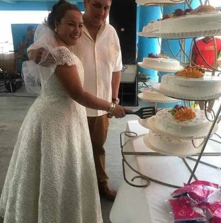Fiesta de bodas de Ruiz Rincón. Al fondo se aprecia una marimba y los pilares que aparecen en el vídeo de “El Amate”. Cortesía