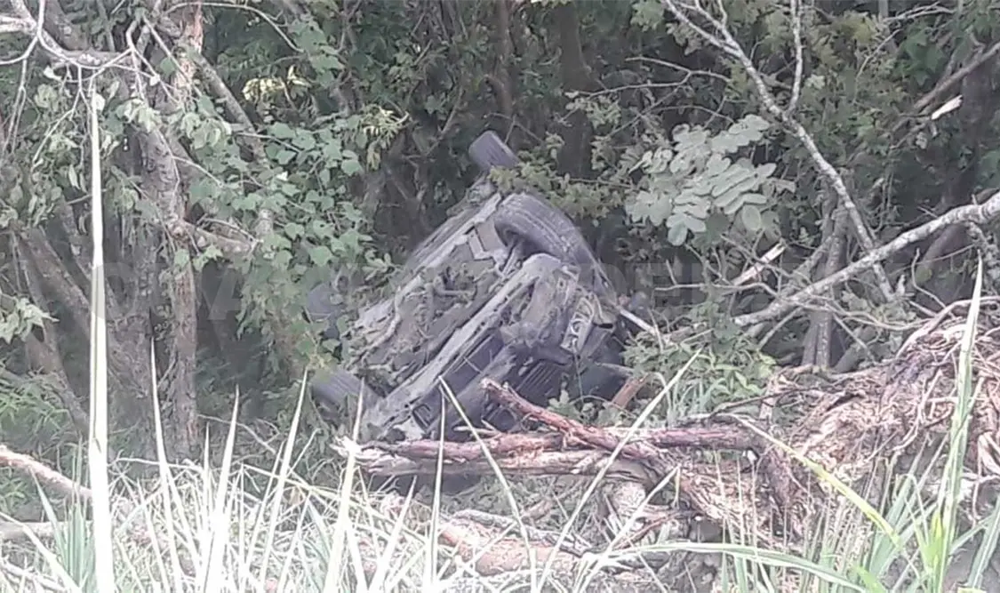 El exceso de velocidad provocó que el conductor de la unidad perdiera el control, precipitándose a un barranco de aproximadamente 10 metros de altura. Edberg Mayorga / CP