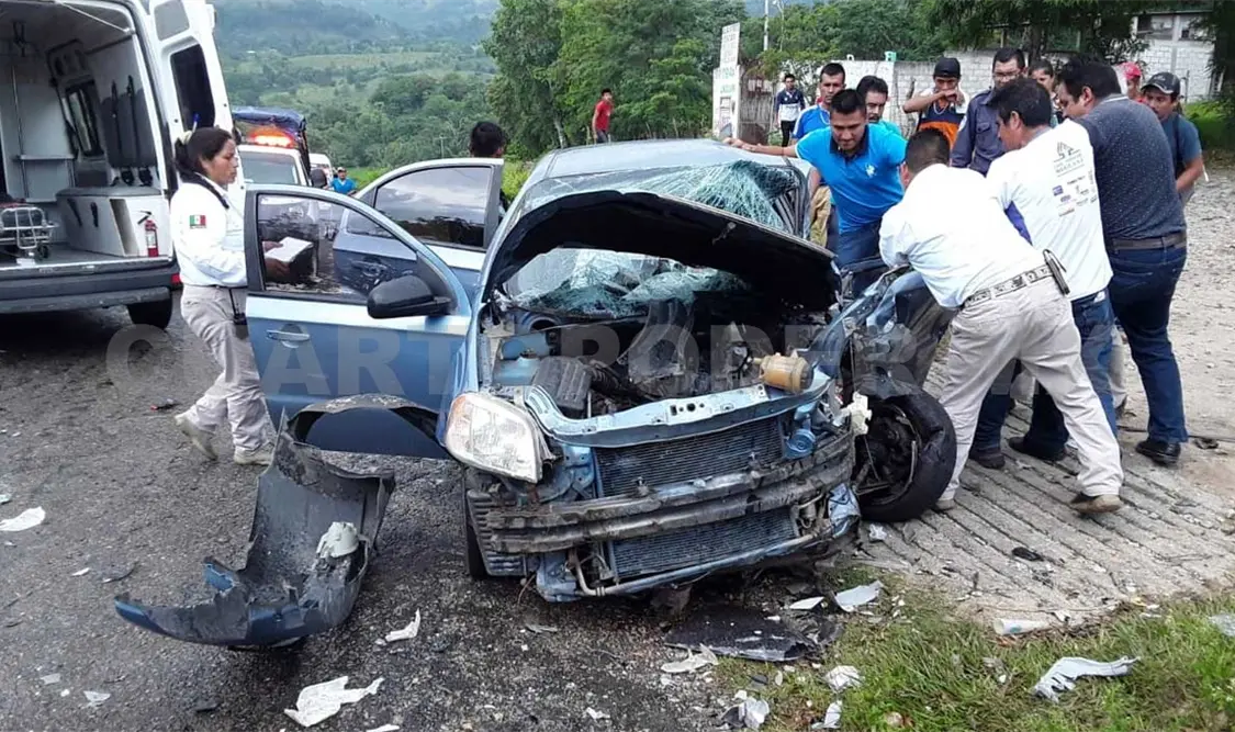 Destrozan automóvil en encontronazo con combi