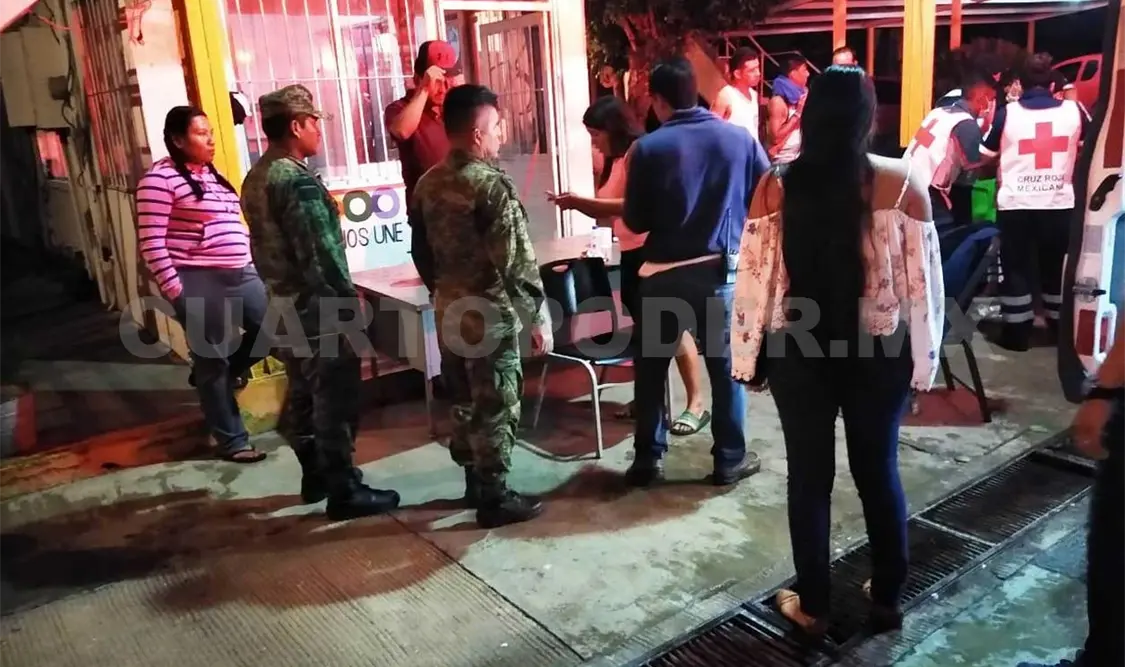 Cae vehículo a barranco y deja cuatro lesionados