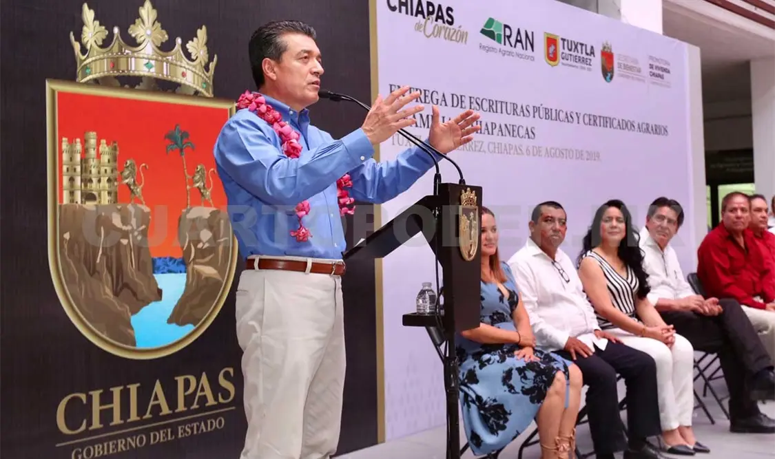 Entrega REC escrituras de vivienda a familias