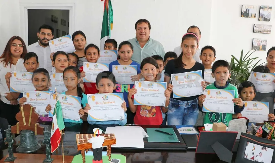 Entrega Mariano Rosales becas a alumnos destacados