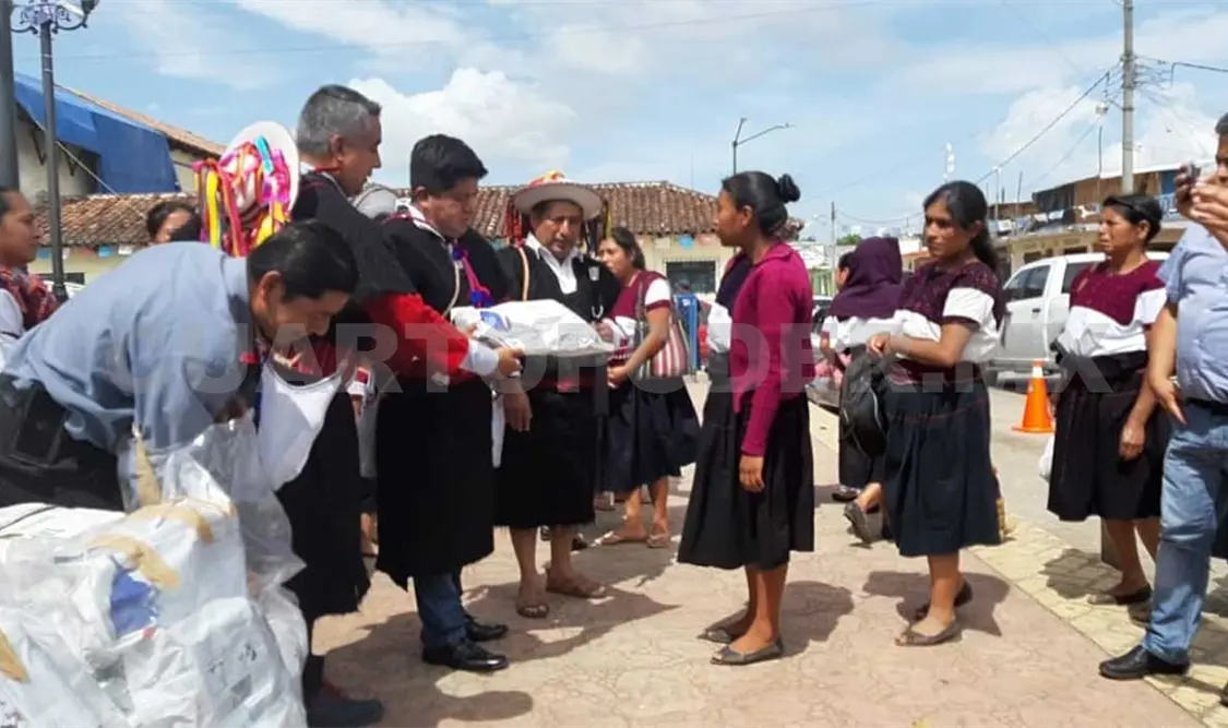Entrega Sedespi filtros de agua a pobladores