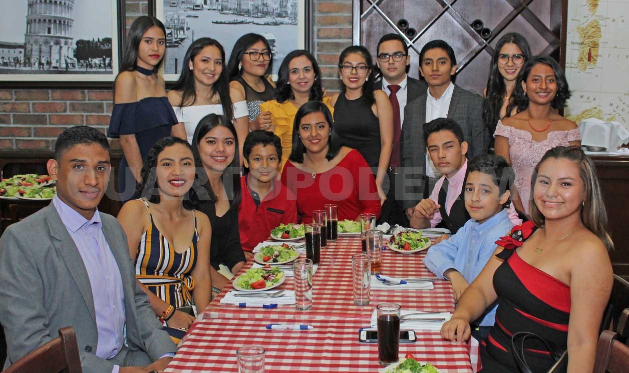 Jóvenes egresan de Canadian Center