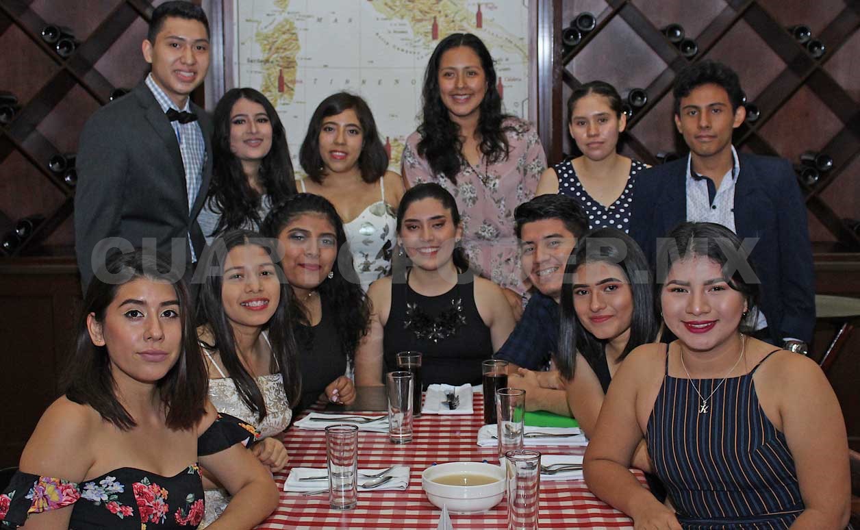 Jóvenes egresan de Canadian Center