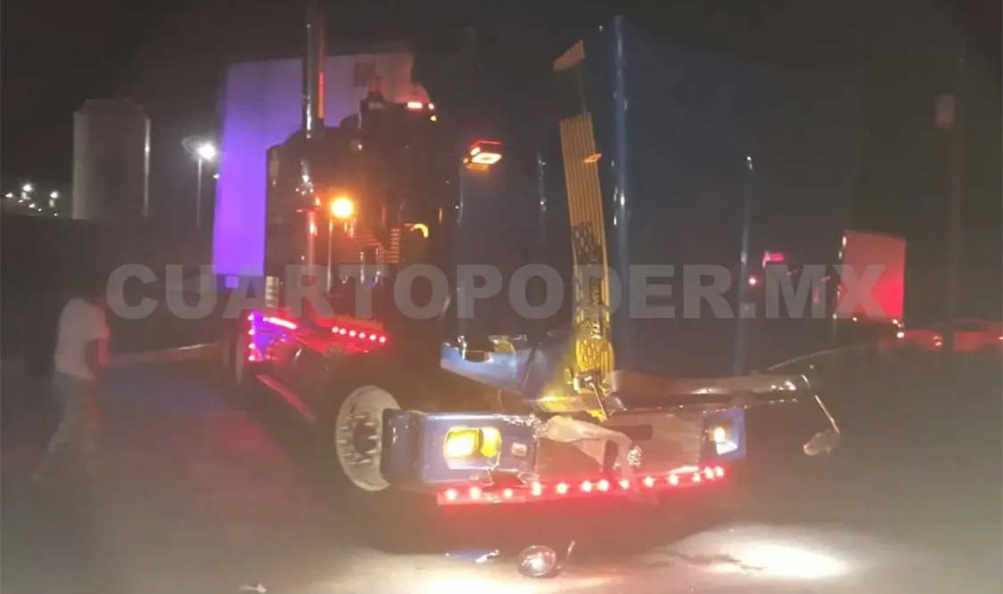 Tráiler embiste a camioneta y deja a cinco lesionados