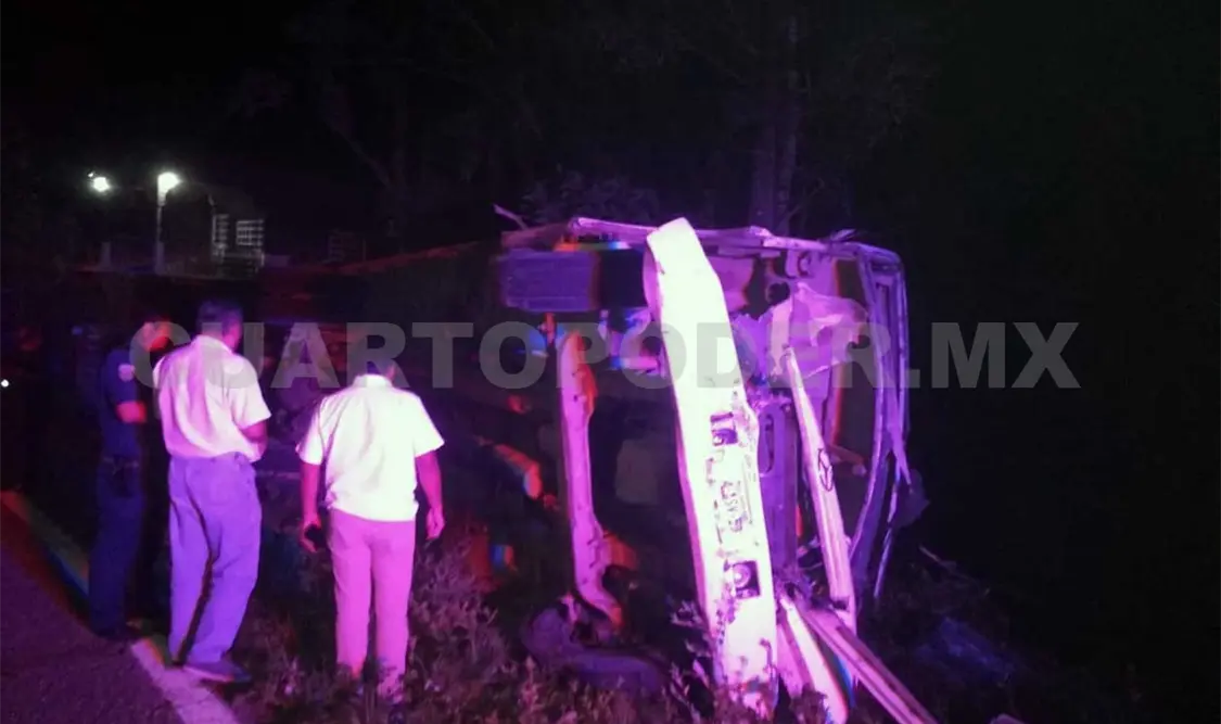 Vuelca autobús al estrellarse con árbol