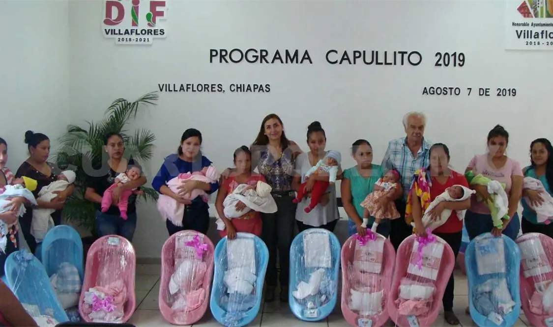 Entrega DIF apoyo del Programa Capullito