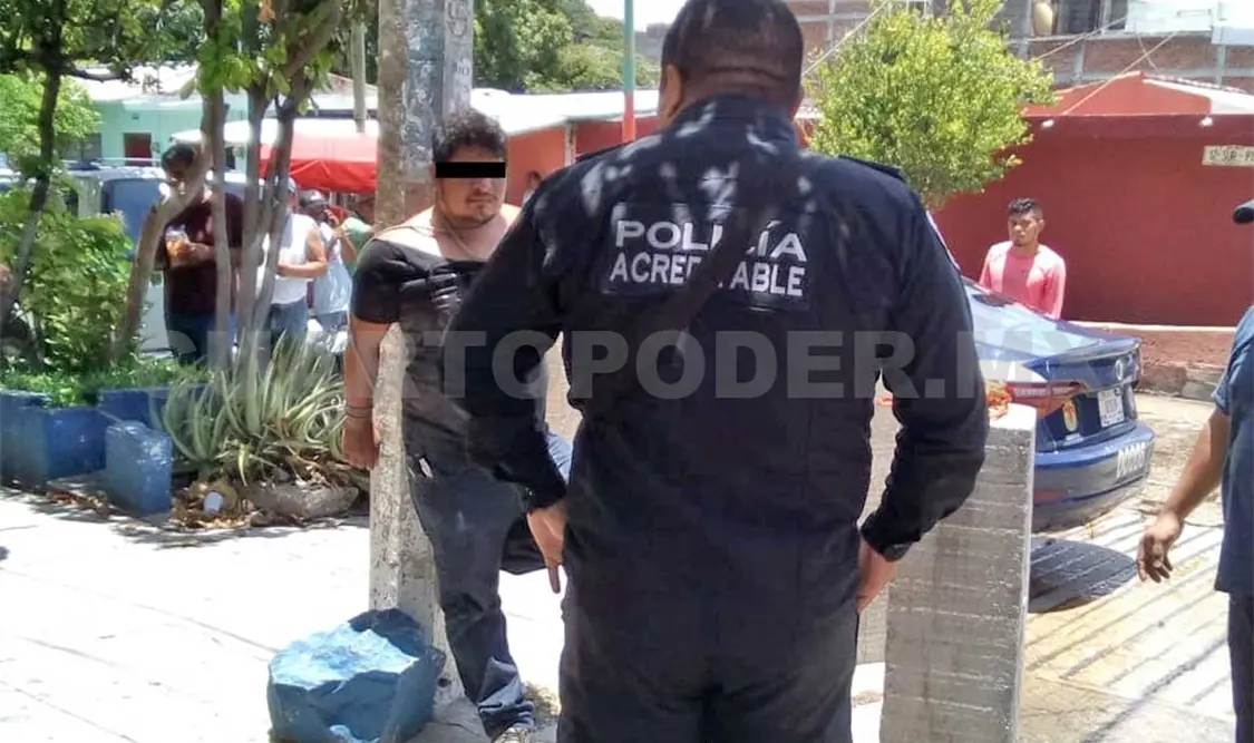 Frustran robo de vehículo; golpean y amarran a sujeto