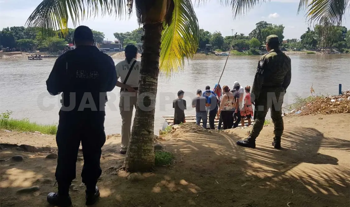 Policías amenazan con disparar a migrantes
