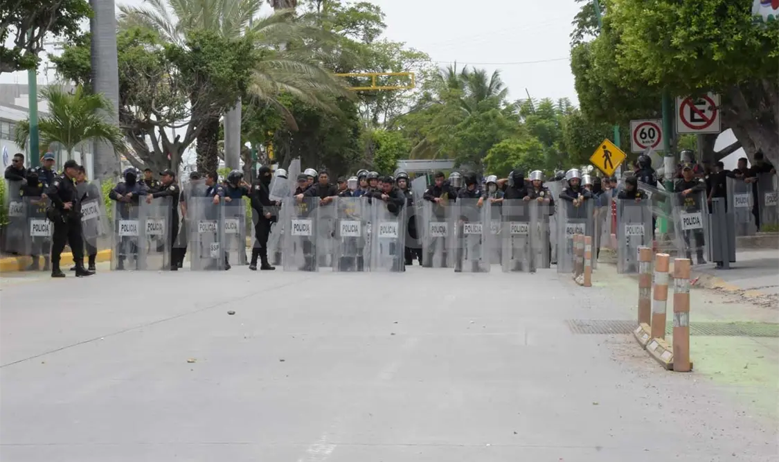 Profesores vandalizan y se enfrentan a policías