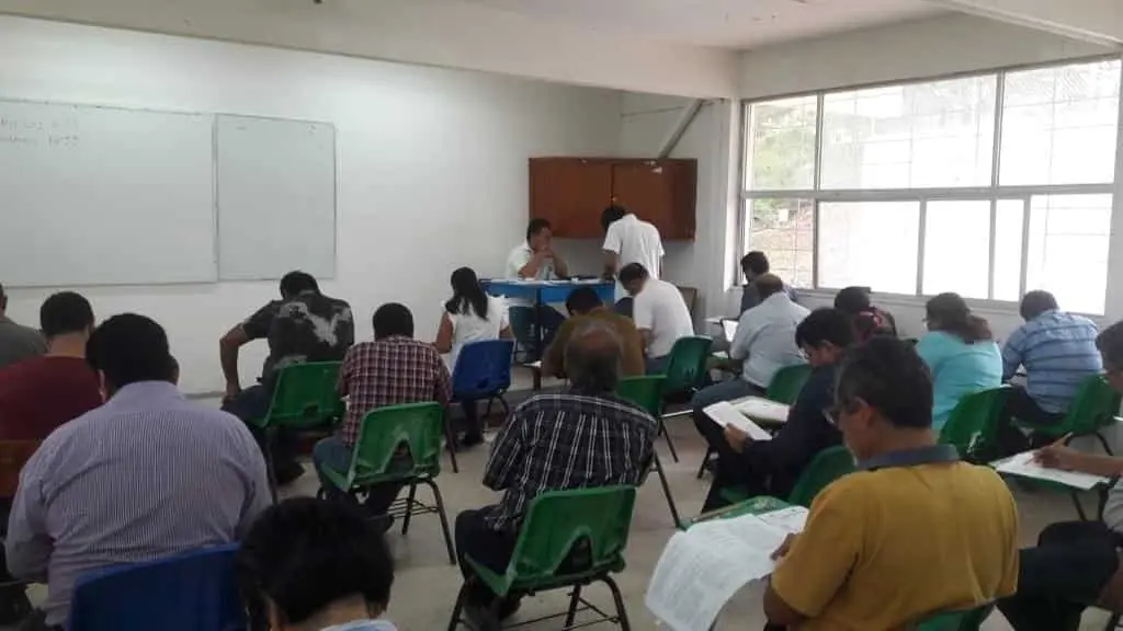 Pese a la amenaza de la CNTE, maestros del nivel primaria realizan el examen. CP