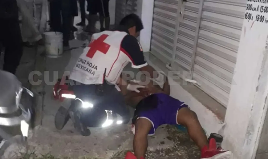 Lo balean para robar su motocicleta
