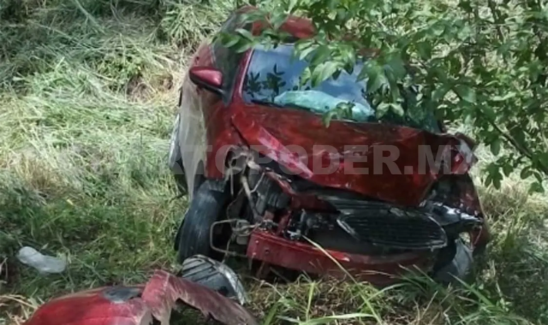 Conductor impacta y derriba poste; mujer resulta herida